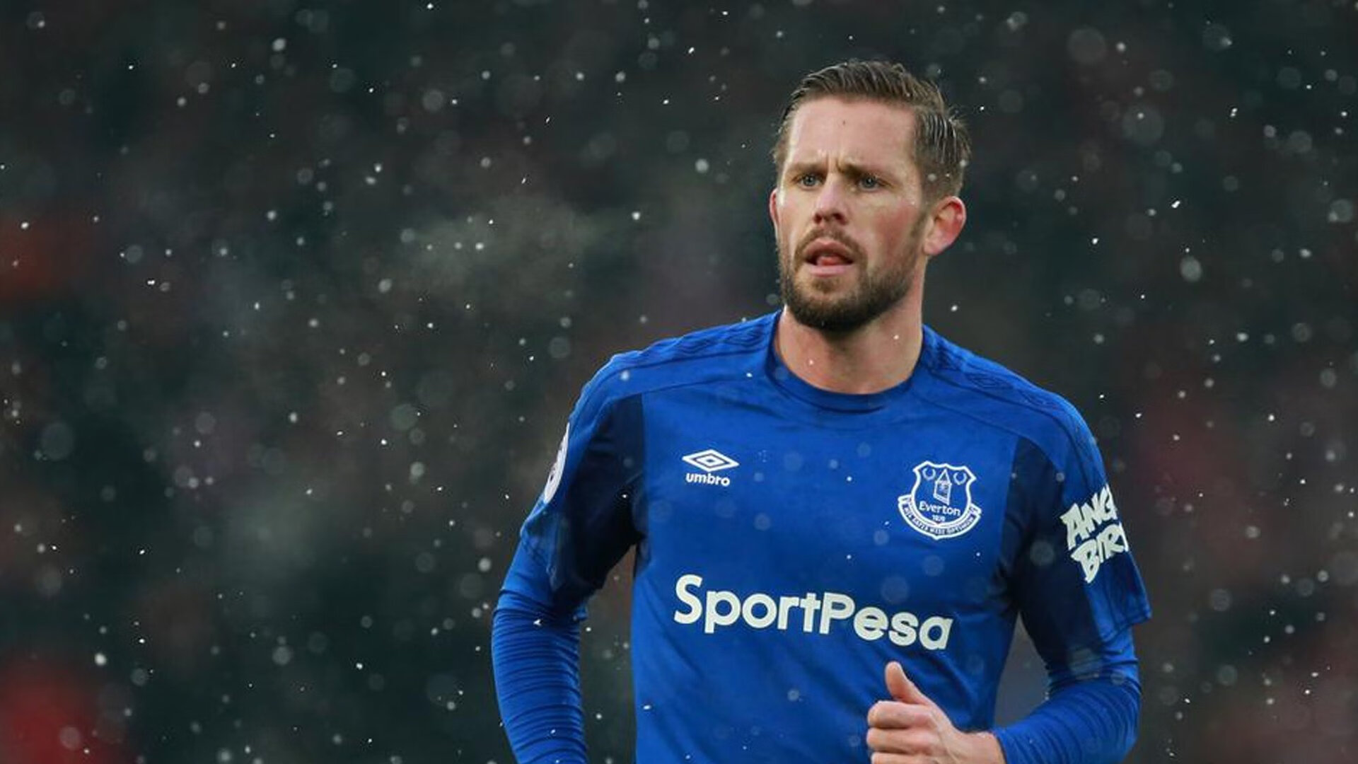 球员持球后的节奏起跳是否影响命中率，持球跳起被对方按下算走步吗